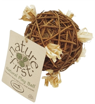 HAPPY PET SPEELBAL WILG NATURE FIRST 9,5X9,5X9,5 CM