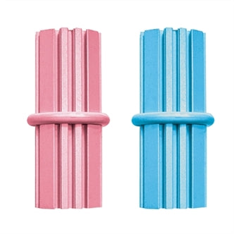 KONG PUPPY TEETHING STICK ROZE OF LICHTBLAUW ASSORTI 12X5,5X5,5 CM OP=OP